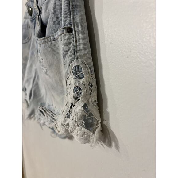 Free People We the Free Good Vibes Lace Hem Denim Shorts Light Wash Blue Size 26 - Picture 3 of 6